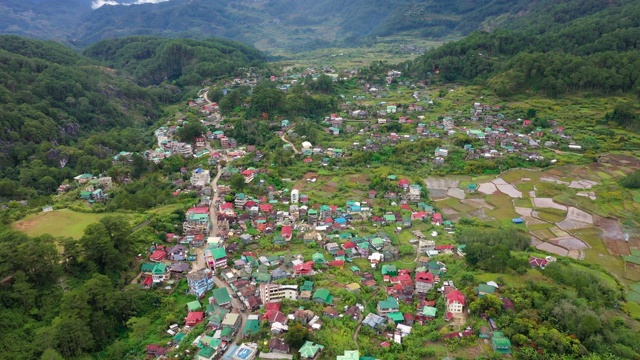 山城的房屋和街道，俯视图。菲律宾吕宋岛科迪勒拉山区的一个村庄视频素材