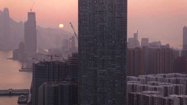 香港航拍v122低空飞越九龙湾，市区景色，落日余光视频素材