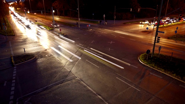 德国城市夜间高速公路上的交通视频素材