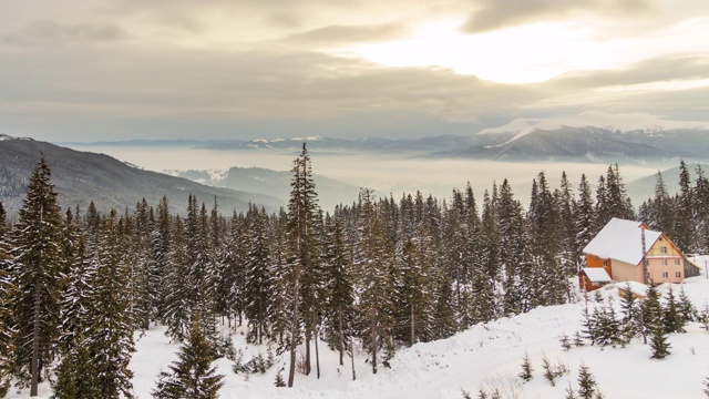 山峰上的雪被风吹走了。冬天的风景。天很冷，下着雪。视频素材