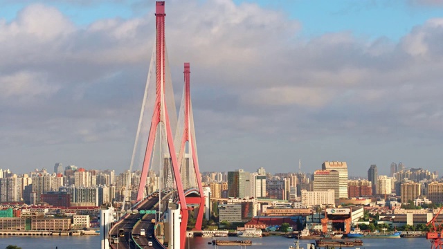 在阳光明媚的日子里，上海杨浦大桥和城市景观，延时视频，4k镜头，云和汽车快速移动，美丽的风景。视频素材