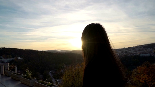 美丽的女孩凝视日落云彩在风景优美的山在Veliko Tarnovo，保加利亚视频素材画面2