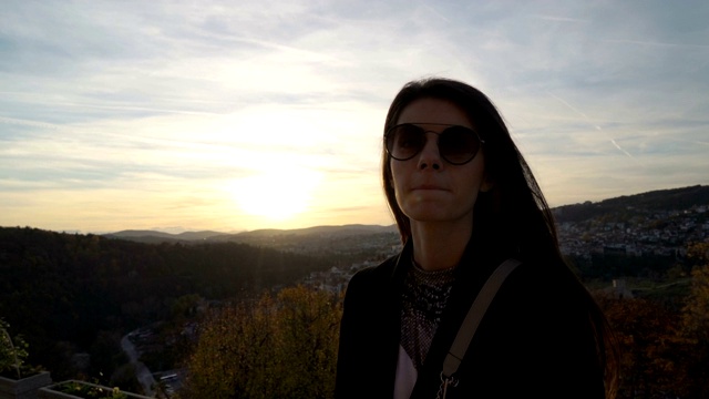 美丽的女孩凝视日落云彩在风景优美的山在Veliko Tarnovo，保加利亚视频素材画面4