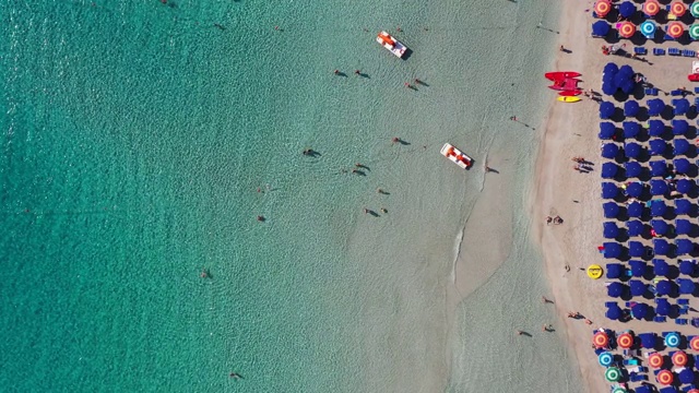 令人惊叹的Pelosa海滩鸟瞰图(Spiaggia Della Pelosa)。Stintino,撒丁岛,意大利。意大利撒丁岛的拉佩罗萨海滩。拉佩罗萨海滩，可能是意大利撒丁岛最美丽的海滩视频素材