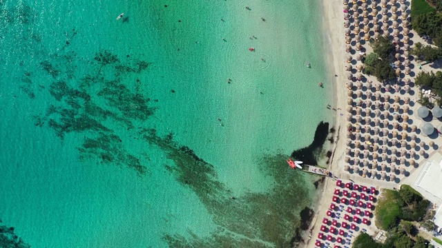 令人惊叹的Pelosa海滩鸟瞰图(Spiaggia Della Pelosa)。Stintino,撒丁岛,意大利。意大利撒丁岛的拉佩罗萨海滩。拉佩罗萨海滩，可能是意大利撒丁岛最美丽的海滩视频素材