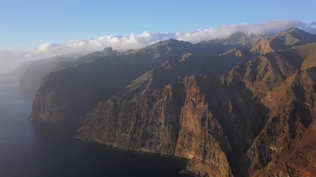 西班牙，加那利群岛，特内里费岛，日落时的巨人悬崖的空中全景图。视频素材