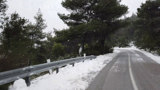 在下雪的路上开车视频素材