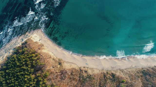 海水和海滩的鸟瞰图与石头海岸视频素材