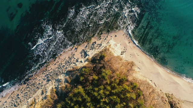 海水和海滩的鸟瞰图与石头海岸视频素材