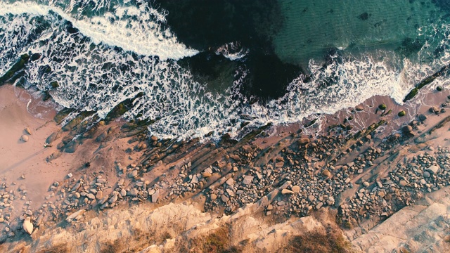 海水和海滩的鸟瞰图与石头海岸视频素材