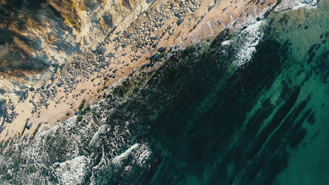 海水和海滩的鸟瞰图与石头海岸视频素材