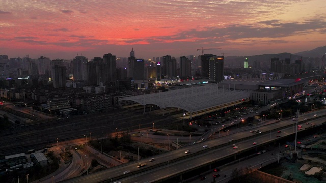 夜间现代城市交通靠近福州火车站，中国视频素材