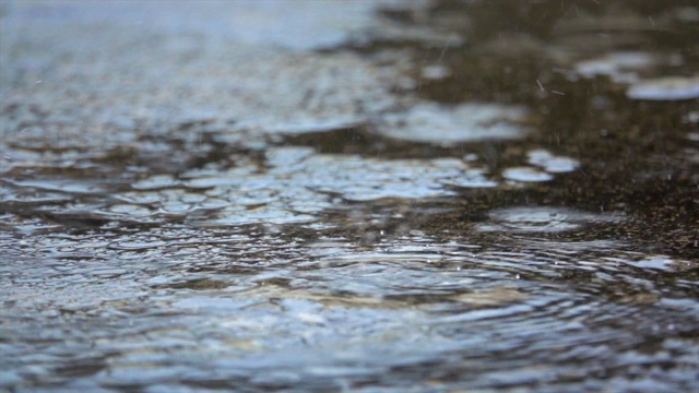 雨溅水泥地面慢镜头视频素材