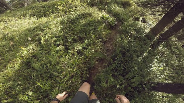 在山上奔跑的POV人小道:Dolomites视频素材