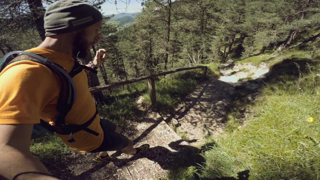 在山上奔跑的POV人小道:Dolomites视频素材