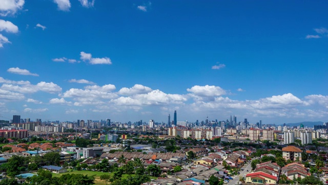 在马来西亚吉隆坡上空戏剧性的蓬松移动云的4K时间流逝。视频素材