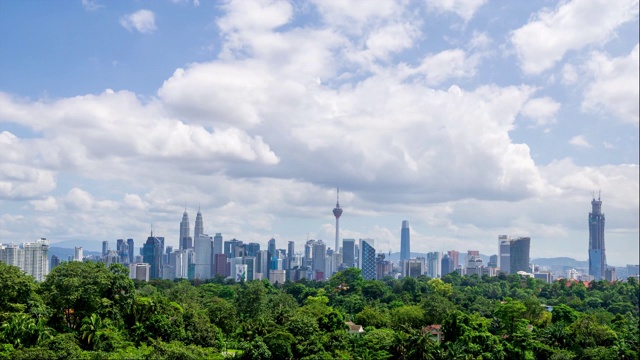 在马来西亚吉隆坡上空戏剧性的蓬松移动云的4K时间流逝。视频素材