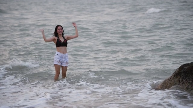 在海里玩溅水的女人视频素材