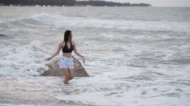 在海里玩溅水的女人视频素材