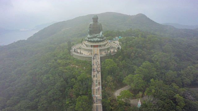 云雾缭绕的天坛大佛，昂坪360，中国香港视频素材