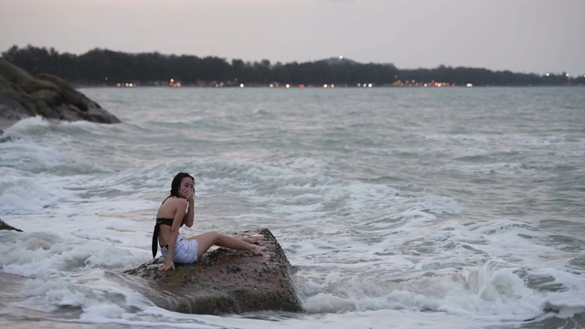 在海里玩溅水的女人视频素材