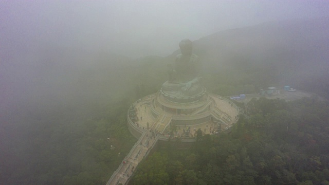 云雾缭绕的天坛大佛，昂坪360，中国香港视频素材