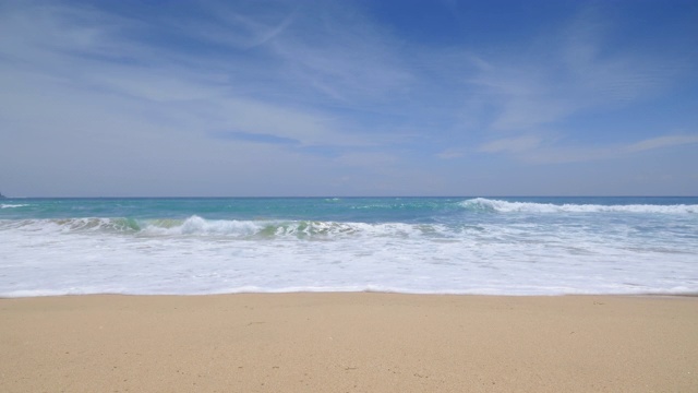 从沙滩上看到的全景和巨大的海浪视频购买
