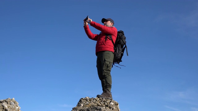 旅行者用手机拍照视频素材