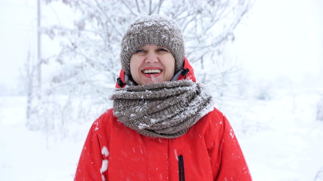 女人从她的手中吹雪。视频素材