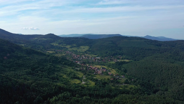 Thannenkirch村庄和孚日森林的景色视频素材