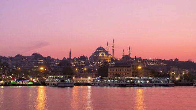 美丽的TL景观，在Eminönü (Turyol)海港，夕阳下的空气污染视频素材