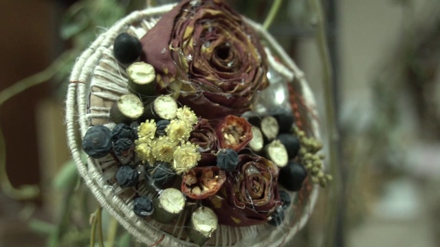 装饰藤蔓干花组成视频素材画面1