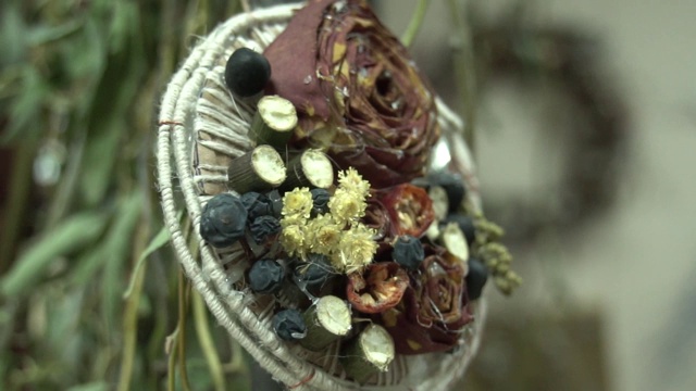 装饰藤蔓干花组成视频素材画面2