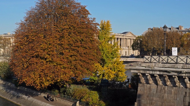 巴黎与河的笛子的有Neuf搭船,de la Cité,法国视频素材