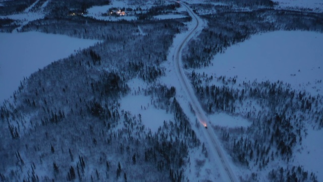 鸟瞰图的汽车行驶在农村道路在冬季视频素材画面1