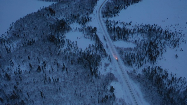 鸟瞰图的汽车行驶在农村道路在冬季视频素材画面3