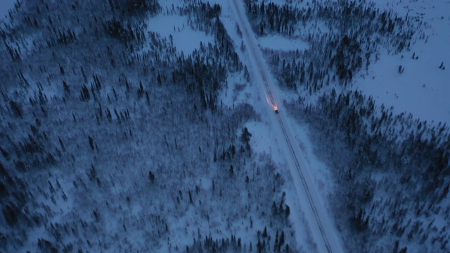 鸟瞰图的汽车行驶在农村道路在冬季视频素材画面4