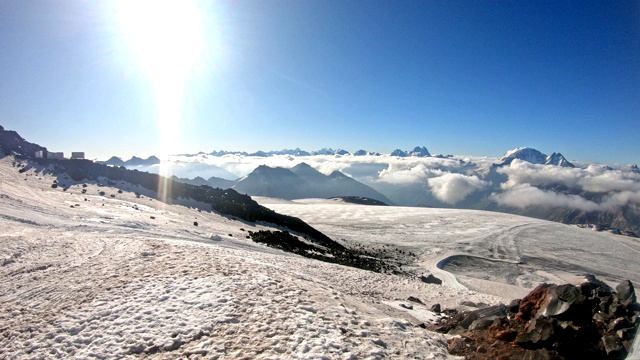 艾尔布鲁斯山下的冰川和白雪覆盖的山坡的景观。视频素材