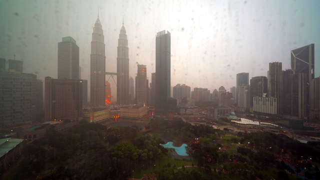 下着雨的吉隆坡城的天际线，用雨滴打在玻璃窗上。马来西亚视频素材