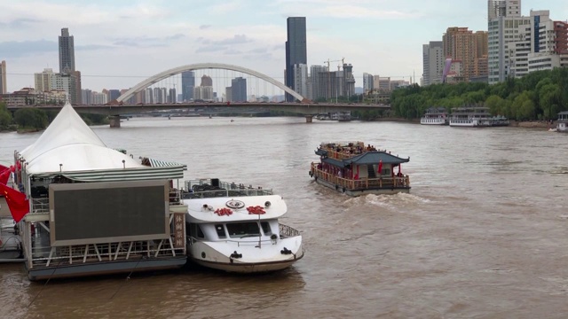 在中国兰州，一艘旅游船经过黄河视频素材