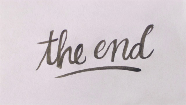 在白纸上亲手画出“the END”并划下下划线视频素材