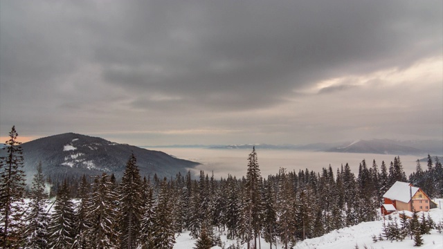 山峰上的雪被风吹走了。冬天的风景。天很冷，下着雪。视频素材