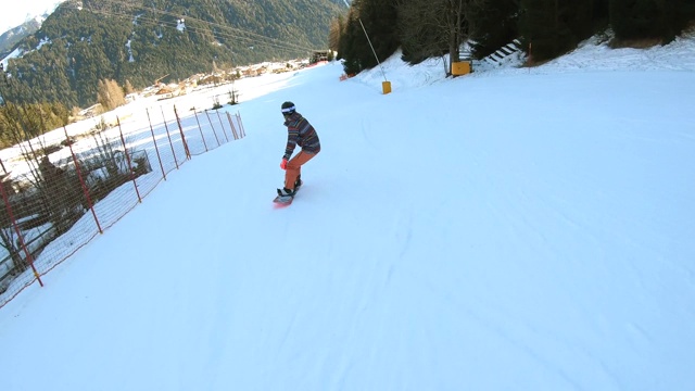 在阿尔卑斯山Dolomites滑雪的女子视频素材