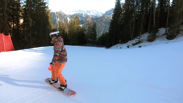 在阿尔卑斯山Dolomites滑雪的女子视频素材