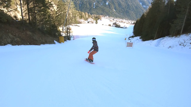 在阿尔卑斯山Dolomites滑雪的女子视频素材