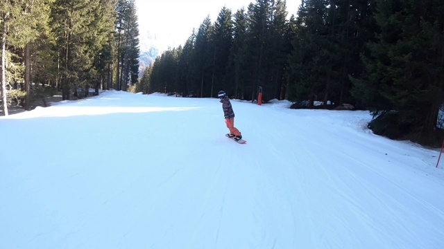 在阿尔卑斯山Dolomites滑雪的女子视频素材