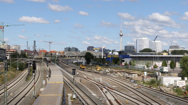 柏林的铁路系统和城市景观视频素材画面1