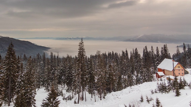 山峰上的雪被风吹走了。冬天的风景。天很冷，下着雪。视频素材