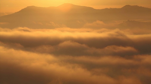 日出与云彩和天空在早晨视频素材