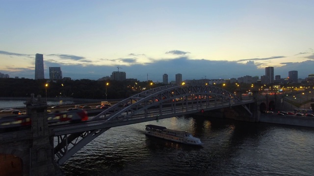 空中场景的莫斯科在黄昏。城市景观与河流和交通桥梁视频素材